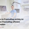 Zahnarzt im Behandlungszimmer am Computer – Symbol für effiziente Praxisorganisation, dargestellt von praxisangebote.dental