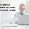 Zahnarzt im weißen Kittel arbeitet am Laptop – Symbol für frühzeitige Planung bei Praxisabgabe, dargestellt von praxisangebote.dental